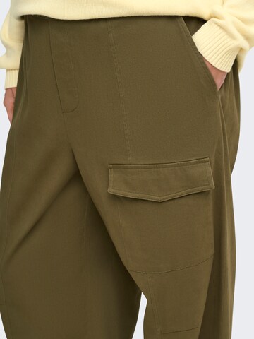 ONLY Carmakoma - Barrel Pantalón cargo 'CARINA ' en verde