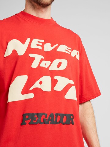 Pegador - Camiseta 'COREY' en rojo