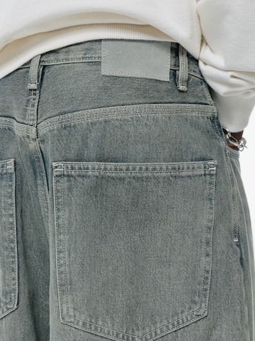 Pull&Bear Vrečasti Kavbojke | siva barva