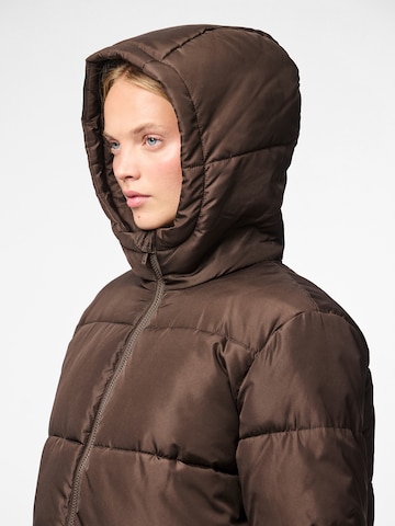 PIECES Зимняя куртка 'PCMADDIE' в Коричневый