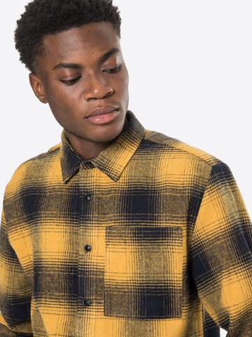 geltona River Island Standartinis modelis Marškiniai 'Buffalo'
