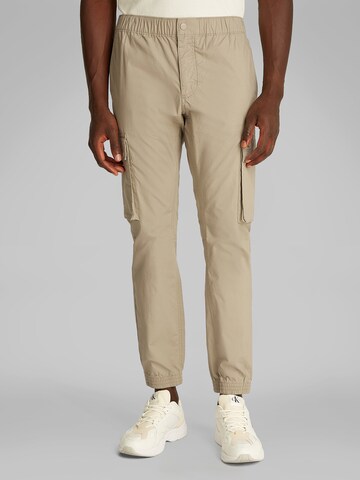 Calvin Klein Jeans Tapered Cargobroek in Grijs: voorkant