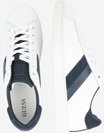 Baskets basses 'Nola II' GUESS en blanc