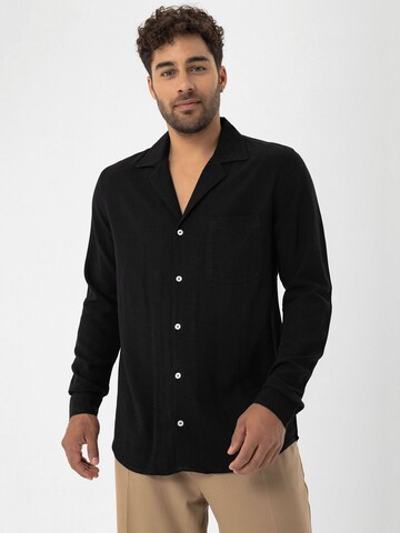 Coupe regular Chemise Dandalo en noir : devant