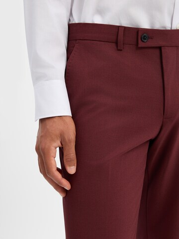 Coupe slim Pantalon Finshley & Harding London en rouge