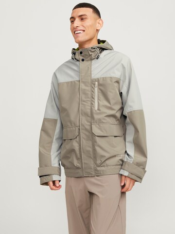 Veste fonctionnelle 'Hike' JACK & JONES en beige : devant