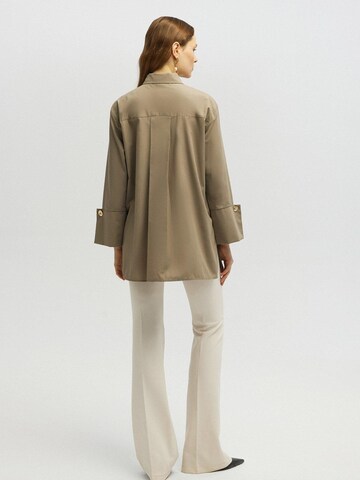 Touché Privé - Camiseta 'Poplin Shirt With Wide Cuff' en beige
