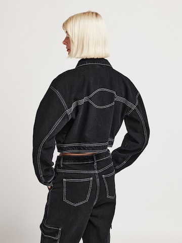 UNFOLLOWED x ABOUT YOU Prehodna jakna 'OFF BEAT ' | črna barva: zadnja stran