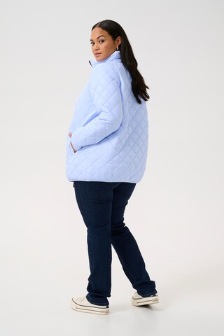 Veste mi-saison 'Moreen' KAFFE CURVE en bleu