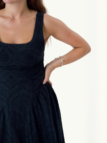 TEESHOPPEN Dress ' Asta ' in Black
