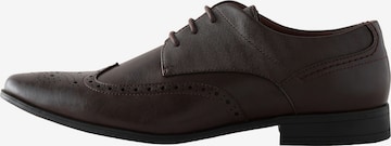 Next Nauhakengät värissä ruskea: etupuoli