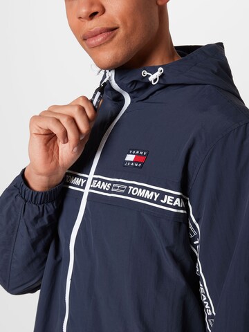 Tommy Jeans Välikausitakki värissä sininen