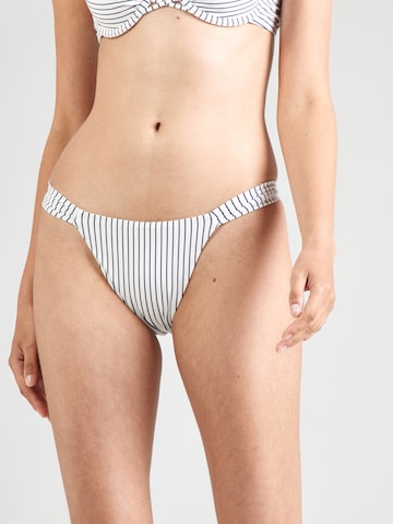 Slip costum de baie de la Hunkemöller pe alb: față