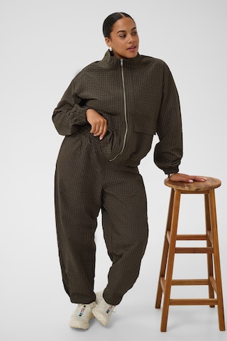 KAFFE CURVE Loosefit Kalhoty – hnědá