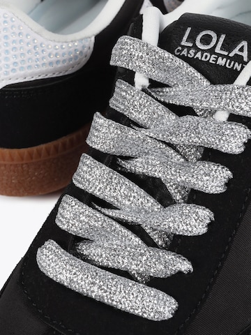 Sneaker bassa di Lola Casademunt in nero