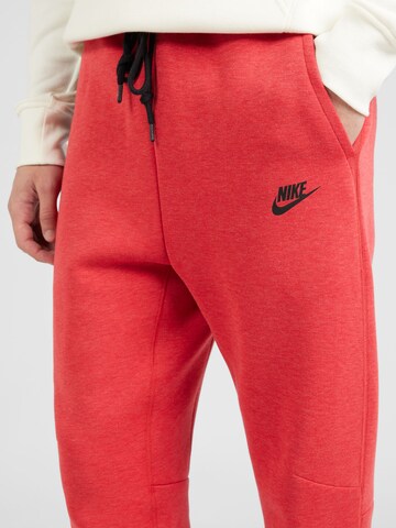 Nike Sportswear Дънки Tapered Leg Панталон 'TECH FLEECE' в червено
