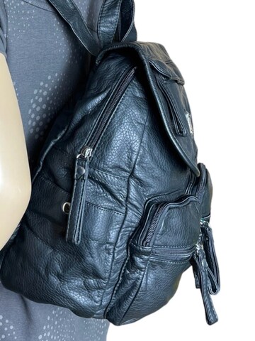 Kumixi Backpack in Black