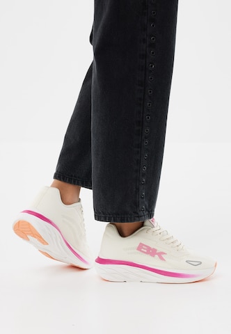 BRITISH KNIGHTS - Zapatillas deportivas bajas 'SURGE' en blanco