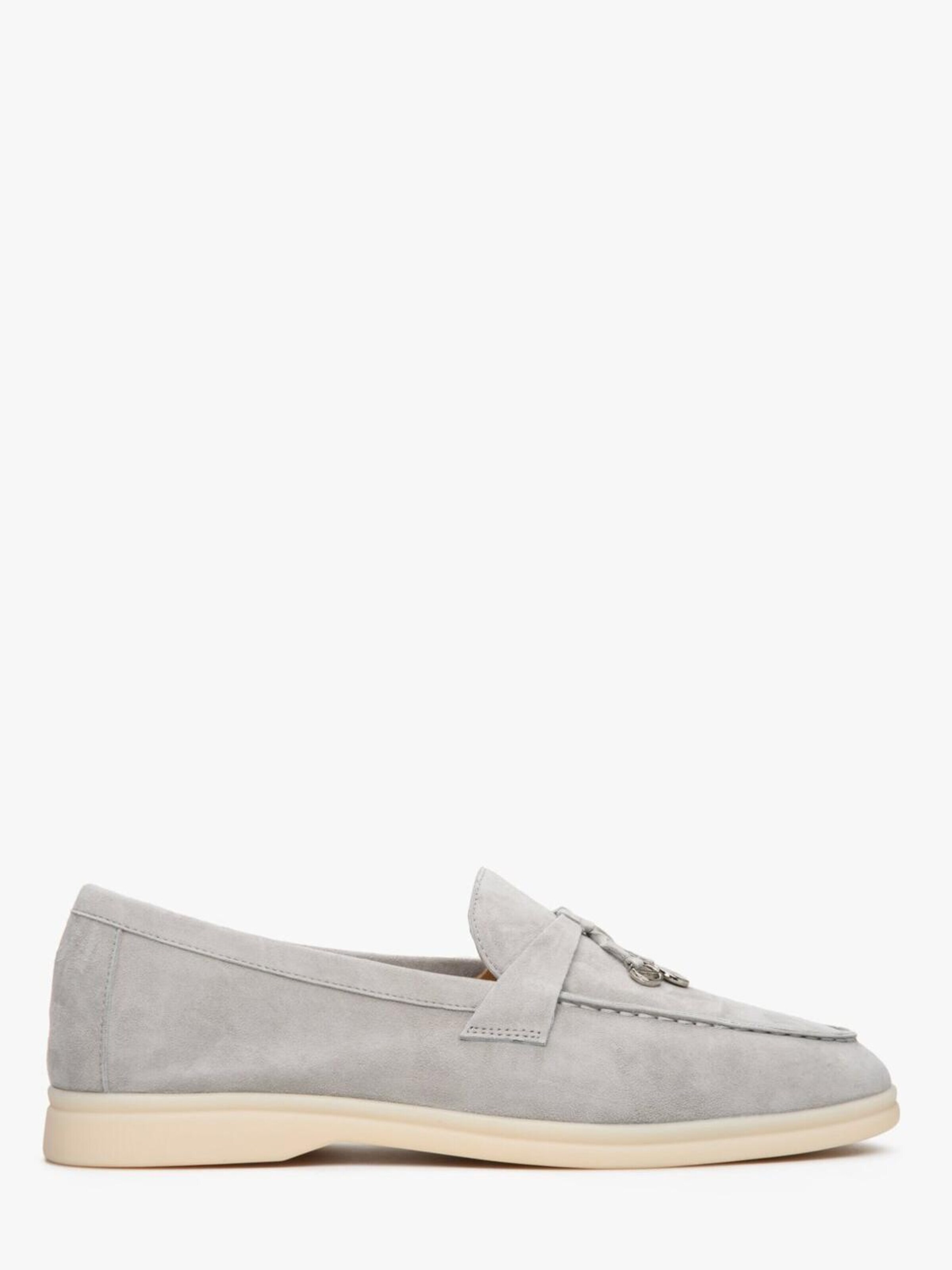 Estro Classic Flats in Grey: front