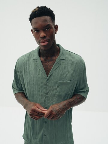 Sinned x ABOUT YOU Comfort fit Button Up Shirt 'Ricardo' in Green