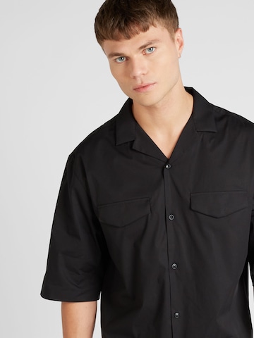 TOPMAN - Comfort Fit Camisa em preto