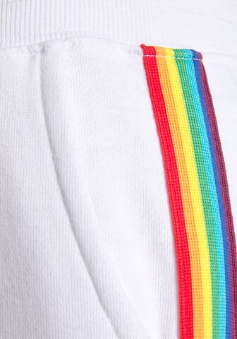 Slimfit Pantaloni 'Pride' de la LASCANA pe alb