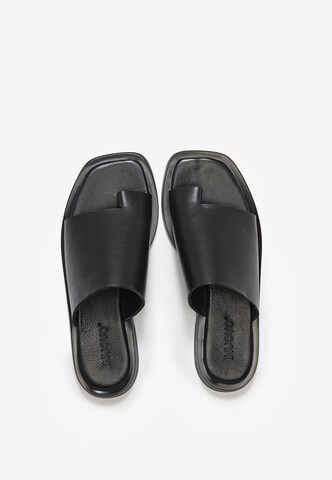 INUOVO T-bar sandals in Black