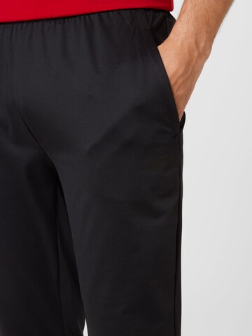 Tapered Pantaloni sportivi di 4F in nero