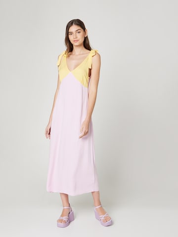 Robe 'Golden Hour' florence by mills exclusive for ABOUT YOU en jaune : devant