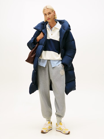 Tapered Pantaloni 'VARSITY' di TOMMY HILFIGER in grigio