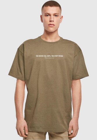 Merchcode T-Shirt 'Never Give Up' in Grün: Vorderseite