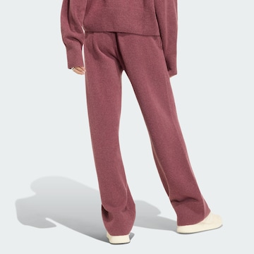 ADIDAS ORIGINALS - Acampanado Pantalón 'Essentials' en rojo