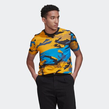 ADIDAS ORIGINALS - Camisa 'Camo Series Allover Print' em amarelo: frente