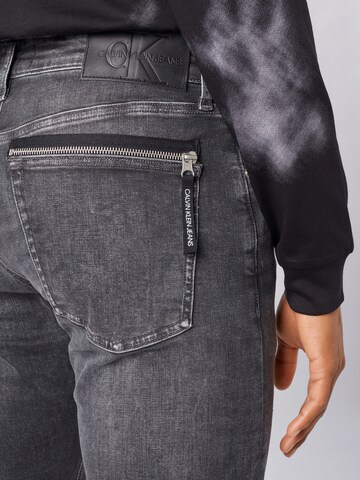 Calvin Klein Jeans Tapered Jeans i grå