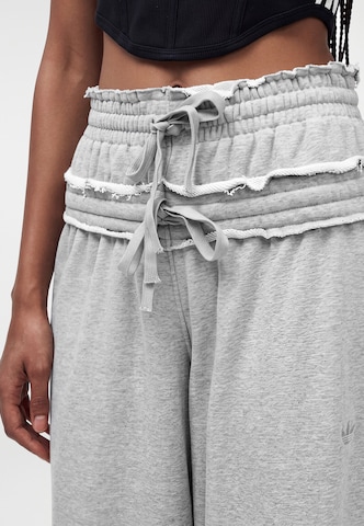 ADIDAS ORIGINALS Wide Leg Bukser i grå