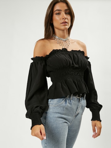 Influencer Bluse i sort: forside