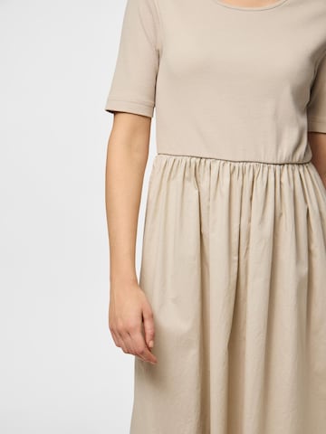 Robe 'PCTonya' PIECES en beige