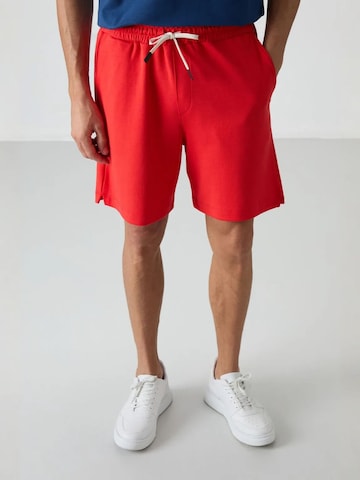 Tommy Life Shorts in Rot: Vorderseite