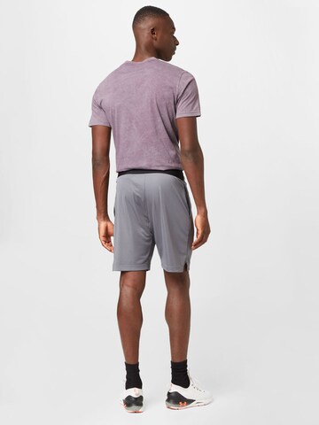 Reebok Regular Sportshorts in Grau