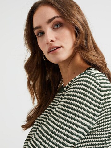 WE Fashion Sweater in Green