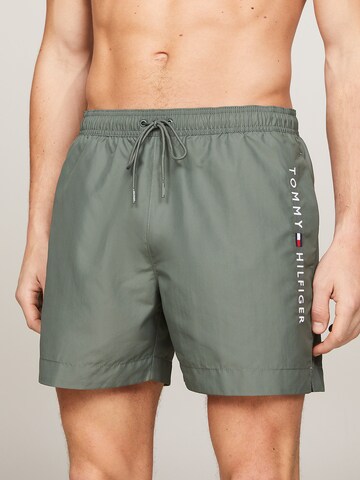 Shorts de bain TOMMY HILFIGER en vert : devant