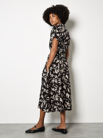 Apricot Textured Leaf Shirt Midi Dress ' ' in Schwarz