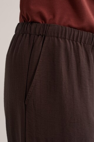 WE Fashion Loosefit Housut värissä ruskea