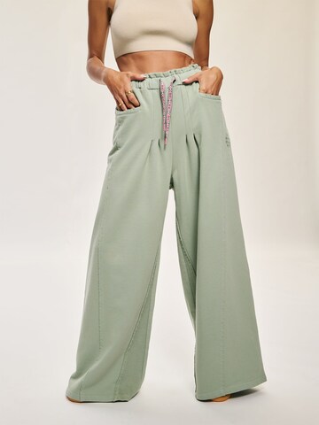 Wide leg Pantaloni di Kamila Šikl in verde: frontale