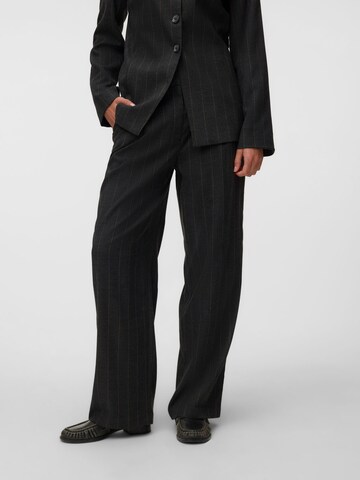 regular Pantaloni con pieghe di VERO MODA in grigio: frontale