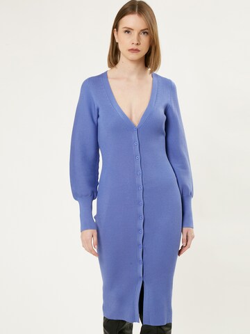 Influencer Πλεκτό φόρεμα σε μπλε: μπροστά