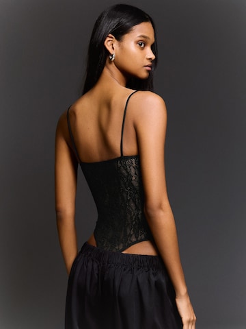 Tricou body de la Bershka pe negru