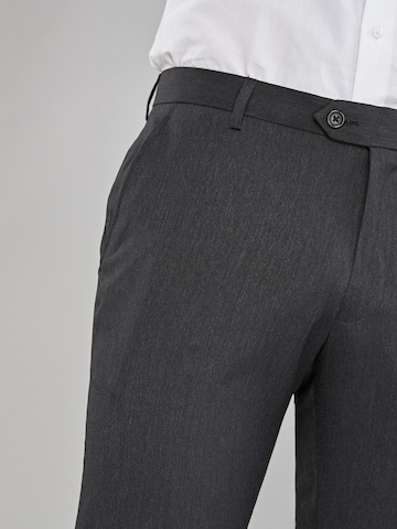 Coupe slim Pantalon à plis Next en gris