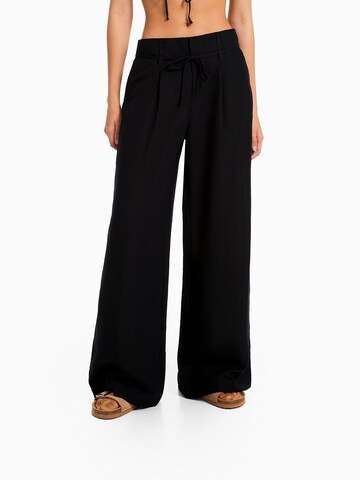 Bershka Wide Leg Bukser med lægfolder i sort: forside