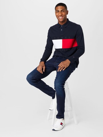 TOMMY HILFIGER T-shirt i blå